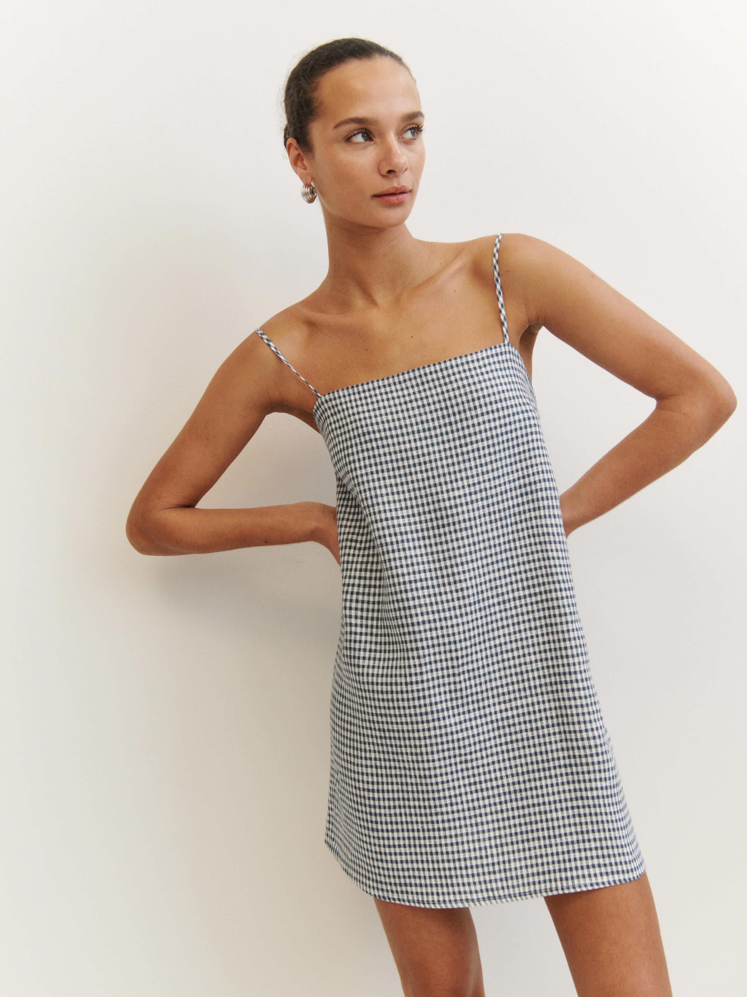 Aubree Linen Dress. Chic and cute midi dress to wear walking around town this summer 